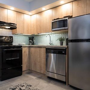 Deluxe One Bedroom Queen Suite Kitchen